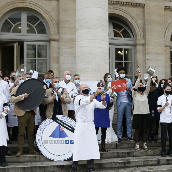 Le grand chef Bordelais et présentateur TV Philippe Etchebest organise un concert de casseroles devant son restaurant Bordelais "Le 4ème Mur" avec son équipe afin de soutenir l'ouverture des restaurants pendant la crise liée à l'épidémie de Coronavirus (COVID-19), le 2 Octobre 2020 à Bordeaux. The great Bordeaux chef and TV presenter Philippe Etchebest (the french "G.Ramsey") is organizing a concert of casseroles in front of his restaurant "Le 4ème Mur" in Bordeaux with his team in order to support the opening of restaurants during the Coronavirus crisis, on October 2, 2020 in Bordeaux. 