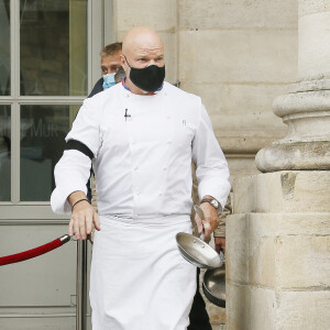 Le grand chef Bordelais et présentateur TV Philippe Etchebest organise un concert de casseroles devant son restaurant Bordelais "Le 4ème Mur" avec son équipe afin de soutenir l'ouverture des restaurants pendant la crise liée à l'épidémie de Coronavirus (COVID-19), le 2 Octobre 2020 à Bordeaux. The great Bordeaux chef and TV presenter Philippe Etchebest (the french "G.Ramsey") is organizing a concert of casseroles in front of his restaurant "Le 4ème Mur" in Bordeaux with his team in order to support the opening of restaurants during the Coronavirus crisis, on October 2, 2020 in Bordeaux. 