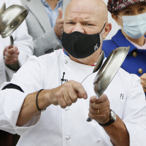 Le grand chef Bordelais et présentateur TV Philippe Etchebest organise un concert de casseroles devant son restaurant Bordelais "Le 4ème Mur" avec son équipe afin de soutenir l'ouverture des restaurants pendant la crise liée à l'épidémie de Coronavirus (COVID-19), le 2 Octobre 2020 à Bordeaux. 