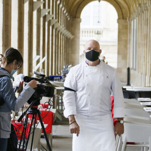 Le grand chef Bordelais et présentateur TV Philippe Etchebest organise un concert de casseroles devant son restaurant Bordelais "Le 4ème Mur" avec son équipe afin de soutenir l'ouverture des restaurants pendant la crise liée à l'épidémie de Coronavirus (COVID-19), le 2 Octobre 2020 à Bordeaux. 