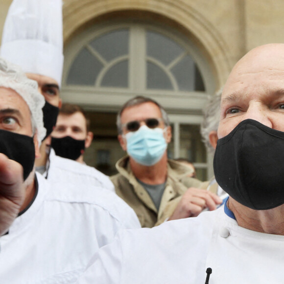 Le grand chef Bordelais et présentateur TV Philippe Etchebest organise un concert de casseroles devant son restaurant Bordelais "Le 4ème Mur" avec son équipe afin de soutenir l'ouverture des restaurants pendant la crise liée à l'épidémie de Coronavirus (COVID-19), le 2 Octobre 2020 à Bordeaux. 