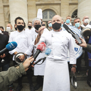 Le grand chef Bordelais et présentateur TV Philippe Etchebest organise un concert de casseroles devant son restaurant Bordelais "Le 4ème Mur" avec son équipe afin de soutenir l'ouverture des restaurants pendant la crise liée à l'épidémie de Coronavirus (COVID-19), le 2 Octobre 2020 à Bordeaux. 