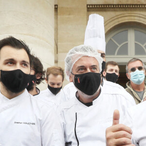 Le grand chef Bordelais et présentateur TV Philippe Etchebest organise un concert de casseroles devant son restaurant Bordelais "Le 4ème Mur" avec son équipe afin de soutenir l'ouverture des restaurants pendant la crise liée à l'épidémie de Coronavirus (COVID-19), le 2 Octobre 2020 à Bordeaux. 