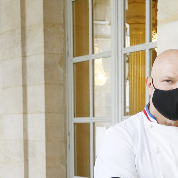 Le grand chef Bordelais et présentateur TV Philippe Etchebest organise un concert de casseroles devant son restaurant Bordelais "Le 4ème Mur" avec son équipe afin de soutenir l'ouverture des restaurants pendant la crise liée à l'épidémie de Coronavirus (COVID-19), le 2 Octobre 2020 à Bordeaux. 