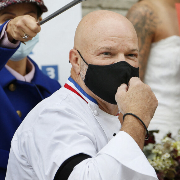 Le grand chef Bordelais et présentateur TV Philippe Etchebest organise un concert de casseroles devant son restaurant Bordelais "Le 4ème Mur" avec son équipe afin de soutenir l'ouverture des restaurants pendant la crise liée à l'épidémie de Coronavirus (COVID-19), le 2 Octobre 2020 à Bordeaux. 