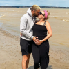 Le chanteur Tom Parker et son épouse Kelsey Parker, enceinte. Juillet 2020.