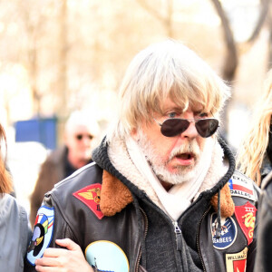 Lolita Séchan et son père le chanteur Renaud, Romane Serda - Obsèques de Thierry Séchan frère du chanteur Renaud) au cimetière du Montparnasse à Paris le 16 janvier 2019.