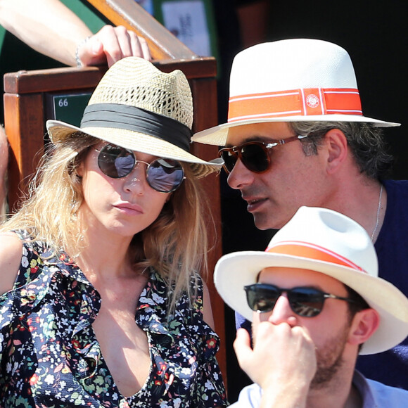 Laura Smet et son compagnon Raphaël - Personnalités dans les tribunes lors des internationaux de France de Roland Garros à Paris. Le 10 juin 2017. © Jacovides - Moreau / Bestimage