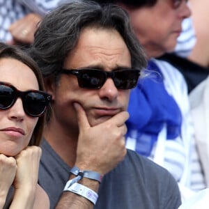 Laura Smet et son compagnon Raphaël dans les tribunes lors du tournoi de tennis de Roland Garros à Paris le 3 juin 2015.