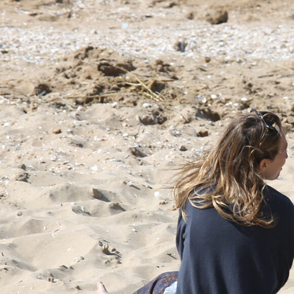 Laura Smet et son compagnon Raphaël se promènent et se détendent sur la plage pendant le Festival du film romantique de Cabourg, le 14 juin 2014.