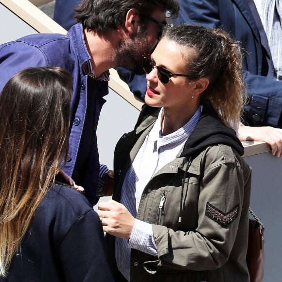 Exclusif - La chanteuse Lorie (Laure Pester) et un ami dans les tribunes des internationaux de France de tennis de Roland Garros à Paris le 28 mai 2019. © Jacovides-Moreau/Bestimage