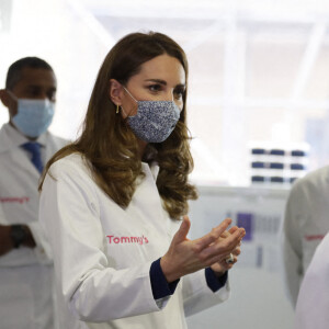 Kate Middleton, duchesse de Cambridge, visite l'Institut de biologie de la reproduction et du développement, à l'Imperial College de Londres, le 14 octobre 2020.