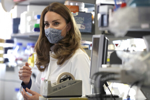 Kate Middleton, duchesse de Cambridge, visite l'Institut de biologie de la reproduction et du développement, à l'Imperial College de Londres, octobre 2020.