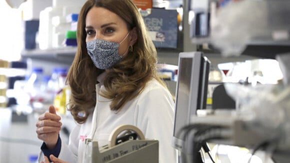Kate Middleton au labo : la duchesse s'illustre en blouse blanche