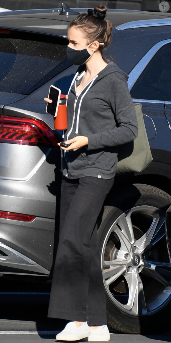 Exclusif - Lily Collins passe au contrôle de température à son arrivée à un rendez-vous à Los Angeles le 13 octobre 2020.
