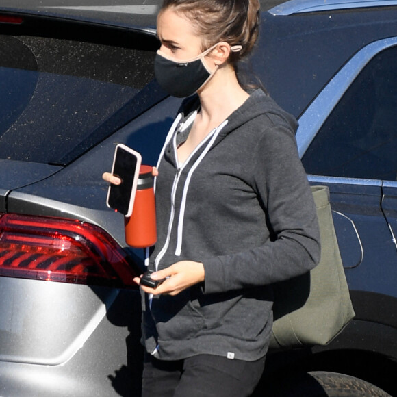 Exclusif - Lily Collins passe au contrôle de température à son arrivée à un rendez-vous à Los Angeles le 13 octobre 2020.