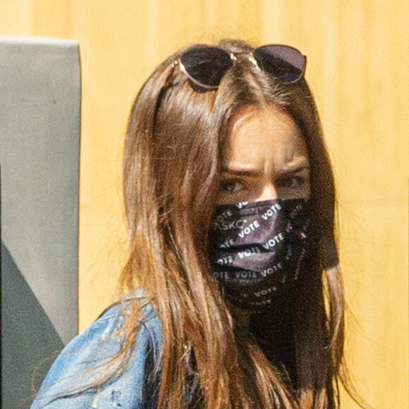 Exclusif - Lily Collins porte une jolie bague de fiançailles à la sortie du domicile de ses amis dans le quartier de Studio city à Los Angeles pendant l'épidémie de coronavirus (Covid-19), le 11 octobre 2020.
