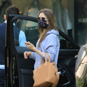 Exclusif - Lily Collins arrive à l'hôtel The Peninsula dans le quartier de Beverly Hills à Los Angeles pendant l'épidémie de coronavirus (Covid-19), le 10 octobre 2020.