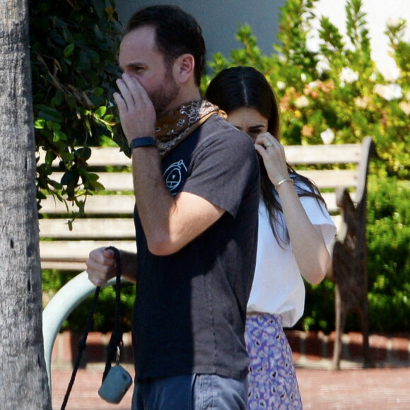 Exclusif - Les jeunes mariés Lily Collins et Charlie McDowell promènent leur chien dans les rues de Los Angeles pendant l'épidémie de coronavirus (Covid-19), le 6 octobre 2020.