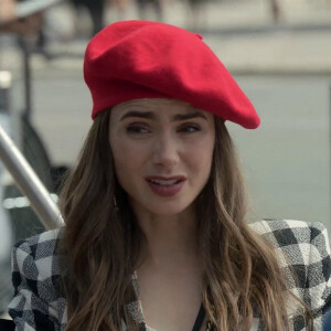 Lily Collins - Bande-annonce de la série Netflix "Emily in Paris" créée par Darren Star. Le 5 octobre 2020.