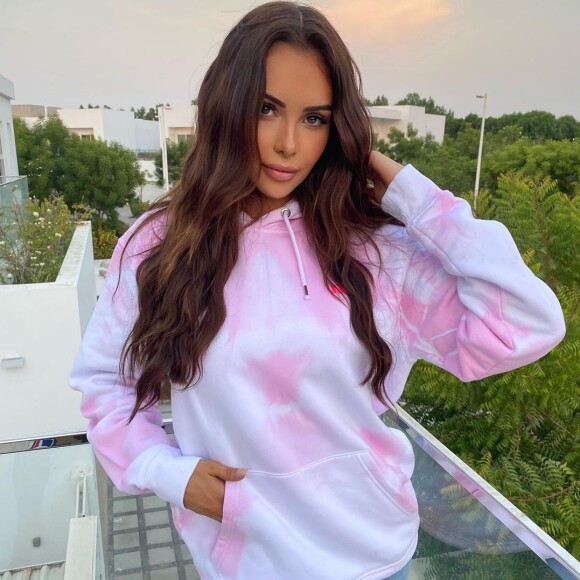 Nabilla, ancienne candidate de télé-réalité, est heureuse et épanouie aux côtés de son mari Thomas Vergara et de leur fils Milann (1 an).