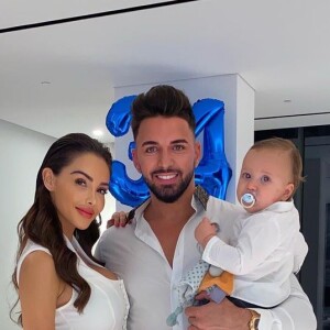 Nabilla, ancienne candidate de télé-réalité, est heureuse et épanouie aux côtés de son mari Thomas Vergara et de leur fils Milann (1 an).
