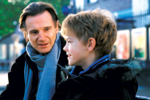 Liam Neeson et Thomas Brodie-Sangster dans le film "Love Actually", de Richard Curtis.