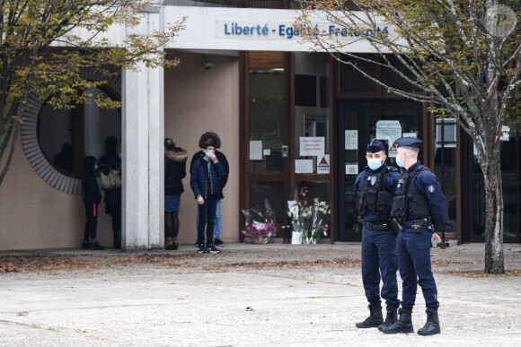 Hommages devant le collège du Bois d'Aulne à Conflans-Sainte-Honorine le lendemain ou un professeur d'histoire a été décapité le 17 octobre 2020. © Federico Pestellini / Panoramic / Bestimage 