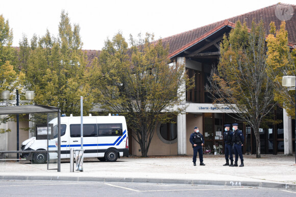 Hommages devant le collège du Bois d'Aulne à Conflans-Sainte-Honorine le lendemain ou un professeur d'histoire a été décapité le 17 octobre 2020. © Federico Pestellini / Panoramic / Bestimage 