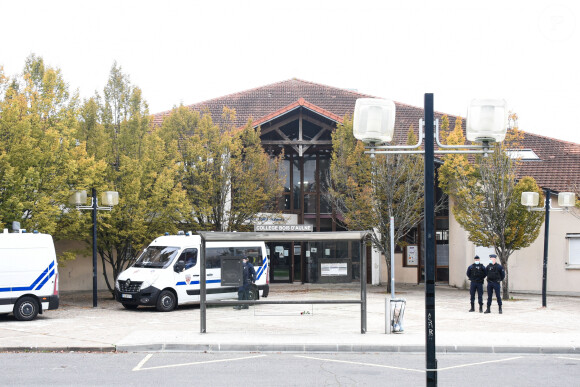 Hommages devant le collège du Bois d'Aulne à Conflans-Sainte-Honorine le lendemain ou un professeur d'histoire a été décapité le 17 octobre 2020. © Federico Pestellini / Panoramic / Bestimage 