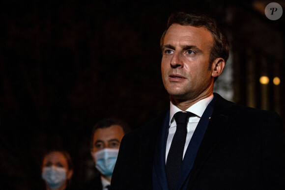 Le président français Emmanuel Macron s'exprime le 16 octobre 2020, devant le collège du Bois d'Aulne à Conflans Saint-Honorine, à 30 km au nord-ouest de Paris, après qu'un enseignant a été décapité par un assaillant qui a été abattu par des policiers. - Les procureurs antiterroristes français ont déclaré vendredi qu'ils enquêtaient sur une agression dans laquelle un homme avait été décapité à la périphérie de Paris et l'attaquant abattu par la police. L'attaque s'est produite vers 17 heures (15h00 GMT) près d'une école à Conflans Saint-Honorine, une banlieue ouest de la capitale française. L'homme décapité était un professeur d'histoire qui avait récemment montré des caricatures du prophète Mahomet en classe. Les procureurs français traitent l'attaque comme un incident terroriste, ce qui coïncide avec le procès des complices présumés des assaillants de Charlie Hebdo de 2015 et survient des semaines après qu'un homme a blessé deux personnes qui, selon lui, travaillaient pour le magazine. © Abdulmonam Eassa / Pool / Bestimage