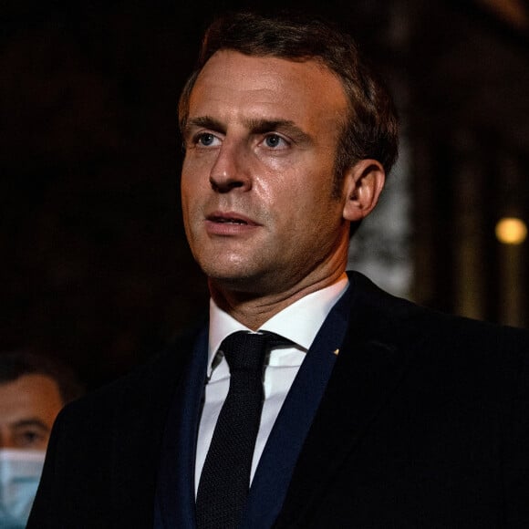 Le président français Emmanuel Macron s'exprime le 16 octobre 2020, devant le collège du Bois d'Aulne à Conflans Saint-Honorine, à 30 km au nord-ouest de Paris, après qu'un enseignant a été décapité par un assaillant qui a été abattu par des policiers. - Les procureurs antiterroristes français ont déclaré vendredi qu'ils enquêtaient sur une agression dans laquelle un homme avait été décapité à la périphérie de Paris et l'attaquant abattu par la police. L'attaque s'est produite vers 17 heures (15h00 GMT) près d'une école à Conflans Saint-Honorine, une banlieue ouest de la capitale française. L'homme décapité était un professeur d'histoire qui avait récemment montré des caricatures du prophète Mahomet en classe. Les procureurs français traitent l'attaque comme un incident terroriste, ce qui coïncide avec le procès des complices présumés des assaillants de Charlie Hebdo de 2015 et survient des semaines après qu'un homme a blessé deux personnes qui, selon lui, travaillaient pour le magazine. © Abdulmonam Eassa / Pool / Bestimage