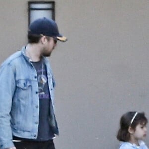 Exclusif - Ryan Gosling, sa femme Eva Mendes et leurs enfants Amada Lee Gosling et Esmeralda Amada Gosling - E.Mendes et R.Gosling et leurs enfants déjeunent au restaurant le jour de la Saint-Valentin à Los Angeles, le 14 février 2020. On peut voir Eva tenant des fleurs alors que la famille retourne à la voiture. Merci de flouter le visage des enfants avant publication  E.Mendes and R.Gosling take their kids to lunch on Valentine's day. Eva can be seen holding flowers as the family heads back to their car.