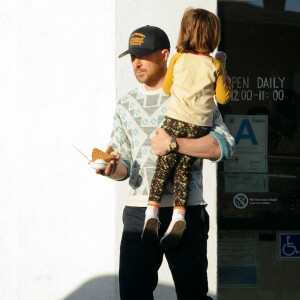 Ryan Gosling prend une crème glacée chez Jeni's Ice Cream avec sa fille Esmeralda dans les bras et retrouve sa compagne Eva Mendes dans la voiture le 18 avril 2018.