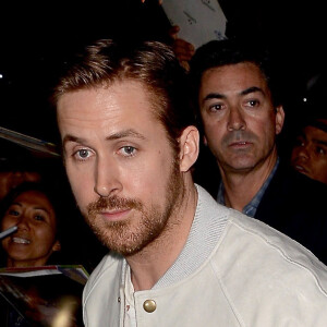 Ryan Gosling signe des photographes à la sortie de l'émission "Jimmy Kimmel Live" à Hollywood. Le 10 mai 2016.