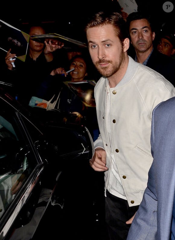 Ryan Gosling signe des photographes à la sortie de l'émission "Jimmy Kimmel Live" à Hollywood. Le 10 mai 2016.
