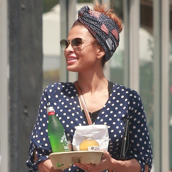 Exclusif - Eva Mendes est allée se faire faire une manucure et a déjeuné avant d'aller chercher sa fille Esmeralda à son court d'art à Los Angeles, le 26 avril 2019.