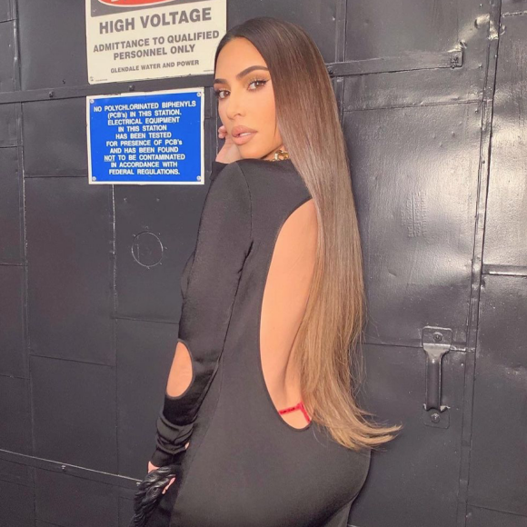 Kim Kardashian porte le look 45 de la collection prêt-à-porter printemps-été 2021 de Givenchy.