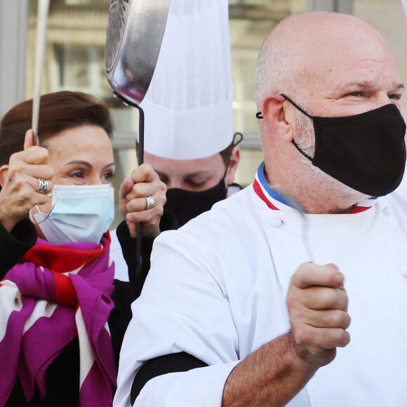Dominique Etchebest se joint à son mari Philippe Etchebest pour manifester contre les mesures de restrictions liées au coronavirus (COVID-19) devant leur restaurant à Bordeaux les 2 et 9 octobre 2020.
