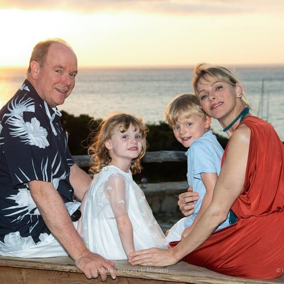 Le prince Albert de Monaco, son épouse Charlene et leurs deux enfants Jacques et Gabriella (5 ans), été 2020.