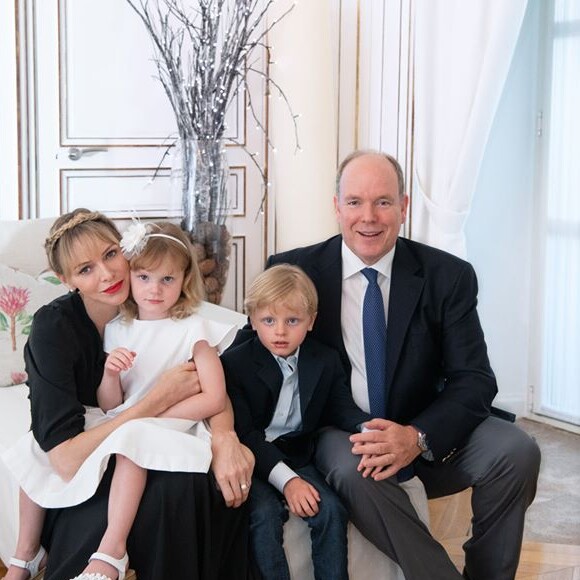 Le prince Albert de Monaco, son épouse Charlene et leurs deux enfants, Jacques et Gabriella, au palais princier de Monaco, 2020.