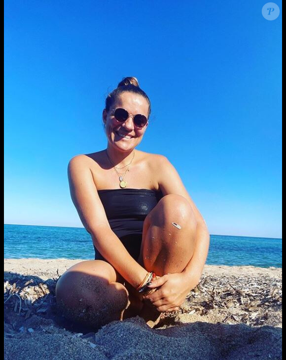 Julie de "Pékin Express" souriante sur une plage, en Corse, le 4 septembre 2020