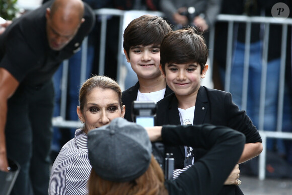 Eddy et Nelson Angelil - Celine Dion quitte l'hôtel Royal Monceau avec ses enfants et prend un jet privé au Bourget le 10 août 2017. 