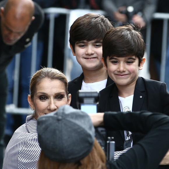 Eddy et Nelson Angelil - Celine Dion quitte l'hôtel Royal Monceau avec ses enfants et prend un jet privé au Bourget le 10 août 2017. 