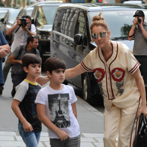 Céline Dion s'est rendue chez l'opticien Meyrowitz avec ses jumeaux Eddy et Nelson pour s'acheter une paire de lunettes de soleil avant de rentrer à l'hôtel Royal Monceau à Paris le 17 juillet 2017. 