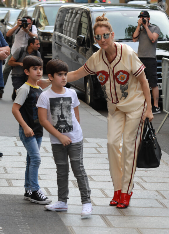 Céline Dion s'est rendue chez l'opticien Meyrowitz avec ses jumeaux Eddy et Nelson pour s'acheter une paire de lunettes de soleil avant de rentrer à l'hôtel Royal Monceau à Paris le 17 juillet 2017. 