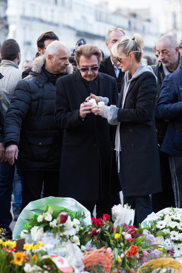 Exclusif - Johnny Hallyday et sa femme Laeticia se recueillent, en hommage aux victimes des attentats terroristes du 22 mars, sur la place de la Bourse à Bruxelles, le 27 mars 2016. © Alain Rolland/Imagebuzz/Bestimage