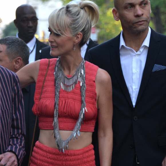 Johnny Hallyday et sa femme Laeticia Hallyday arrivent au défilé Saint Laurent Homme collection Printemps-Eté 2016 au Carreau du Temple lors de la Fashion Week à Paris, le 28 juin 2015.