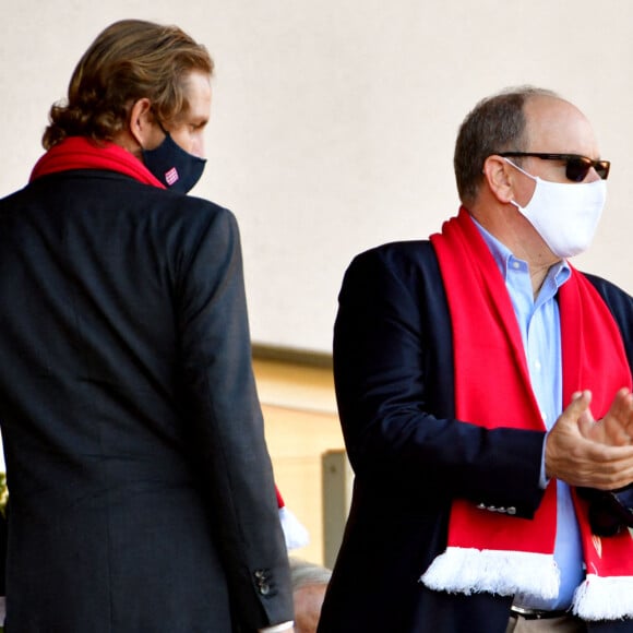 Andrea Casiraghi et son oncle le prince Albert II de Monaco durant la rencontre de football de Ligue I Uber Eats Monaco contre Montpellier au stade Louis II à Monaco le 18 octobre 2020. L'A.S. Monaco soutient Octobre Rose, l'entraineur Niko Kovac et le capitaine Wissam Ben Yedder porte un brassard Rose. La rencontre s'est terminée sur le score nul de 1 partout.  © Bruno Bebert / Bestimage