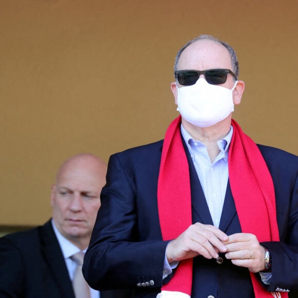 Le prince Albert II de Monaco durant la rencontre de football de Ligue I Uber Eats Monaco contre Montpellier au stade Louis II à Monaco le 18 octobre 2020. L'A.S. Monaco soutient Octobre Rose, l'entraineur Niko Kovac et le capitaine Wissam Ben Yedder porte un brassard Rose. La rencontre s'est terminée sur le score nul de 1 partout.  © Jean-François Ottonello / Nice Matin / Bestimage